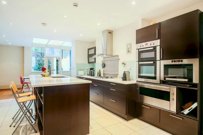 5 Bedroom Property To Rent In Powis Gardens, Notting Hill Gate, W11