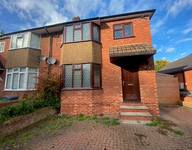 3 Bedroom End Of Terrace House To Rent In New Road Close, HP12