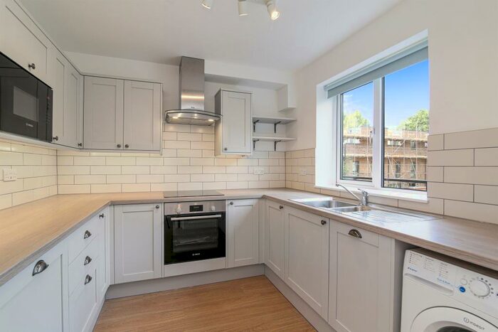 3 Bedroom Flat To Rent In Longfield Crescent, Sydenham, (closer To Forest Hill Town), SE26