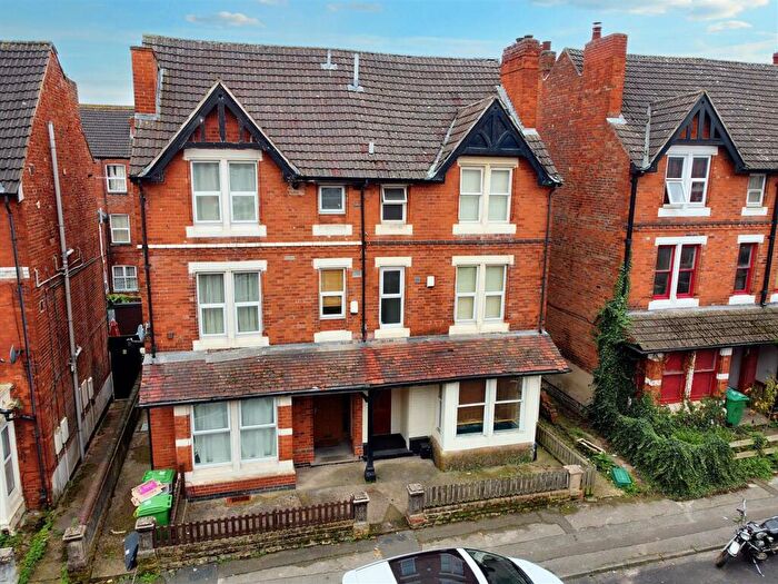 5 Bedroom Semi-Detached House For Sale In Burford Road, Nottingham, NG7