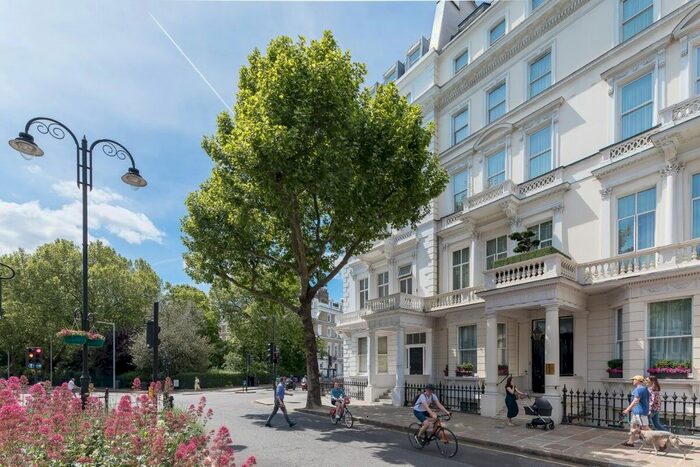 2 Bedroom Flat For Sale In Queens Gate, London, SW7