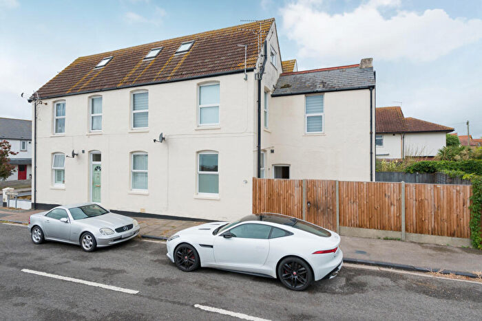 2 Bedroom Flat For Sale In Grand Drive, Herne Bay, Kent, CT6