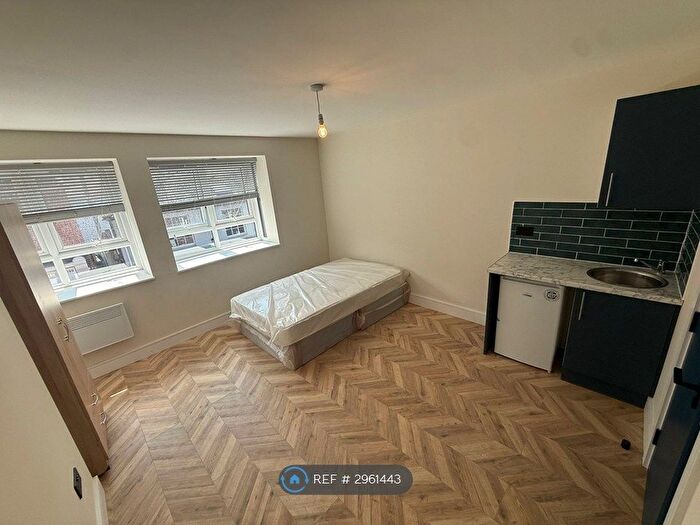 Studio To Rent In Baker St, Weybridge, KT13