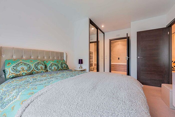 1 Bedroom Flat For Sale In Fairfax Drive, Westcliff-On-Sea, SS0