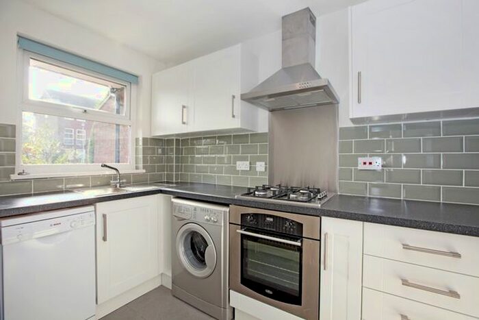 1 Bedroom Flat To Rent In Fountain Gardens, Windsor, SL4