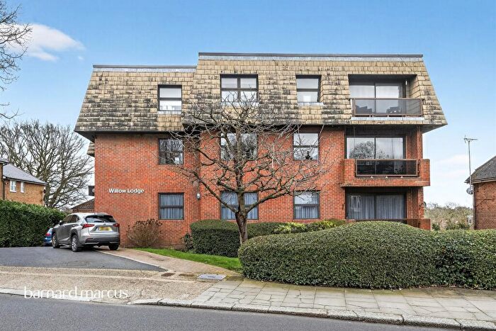 2 Bedroom Flat For Sale In Lyonsdown Road, Barnet, EN5