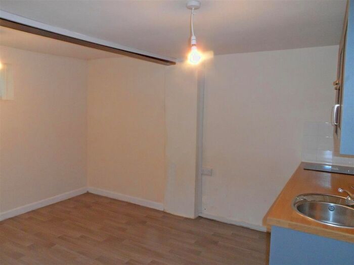 1 Bedroom Flat To Rent In Holyrood Street, Chard, TA20