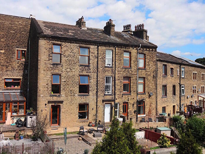 3 Bedroom Terraced House For Sale In Stainland Road, Stainland, HX4