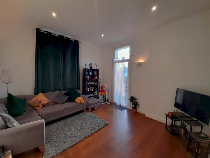 1 Bedroom Flat To Rent In Garratt Lane, Earlsfield, London SW18