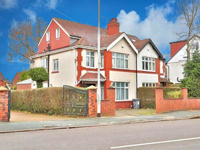 4 Bedroom House To Rent In Spen Lane, Leeds, LS16