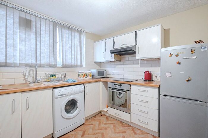 3 Bedroom Maisonette For Sale In Hardel Walk, London, SW2