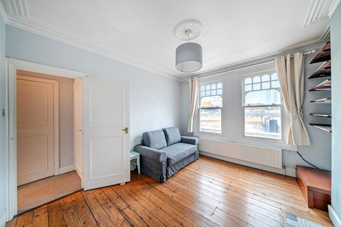2 Bedroom Flat For Sale In Queenstown Road, London, SW8