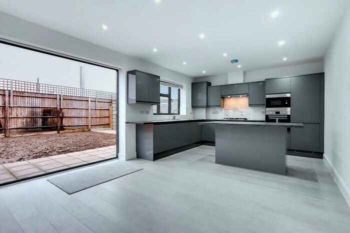 4 Bedroom House To Rent In Carefree Close, Romford, RM5