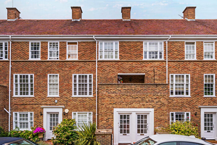 3 Bedroom Maisonette For Sale In College Road, Dulwich, London, SE21
