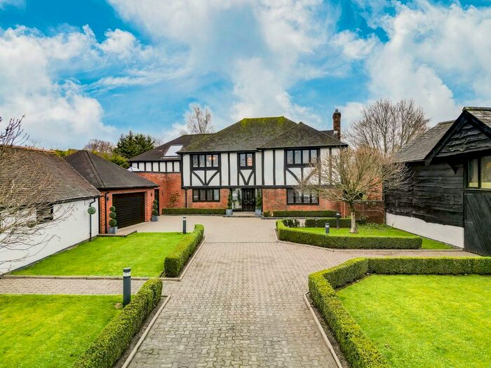 5 Bedroom Detached House For Sale In Winchester Road, Fair Oak, SO50