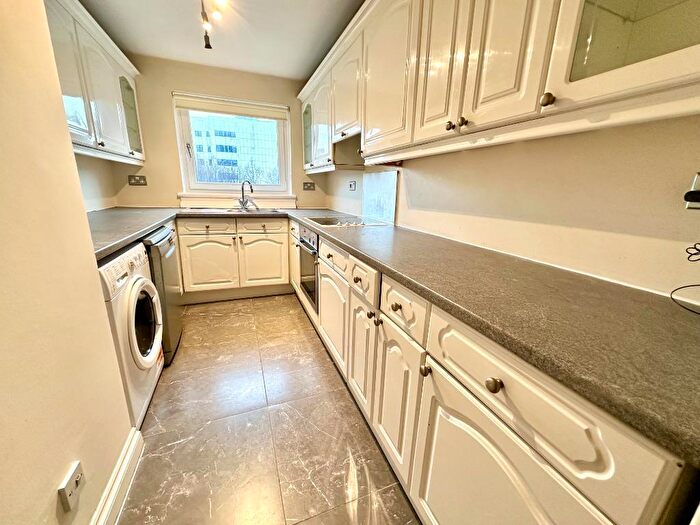 3 Bedroom Apartment To Rent In Riverview Place, City Centre, Glasgow, G5