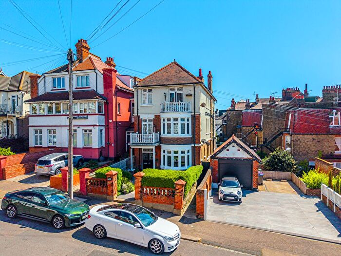 3 Bedroom Flat For Sale In Pembury Road, Westcliff-On-Sea, SS0
