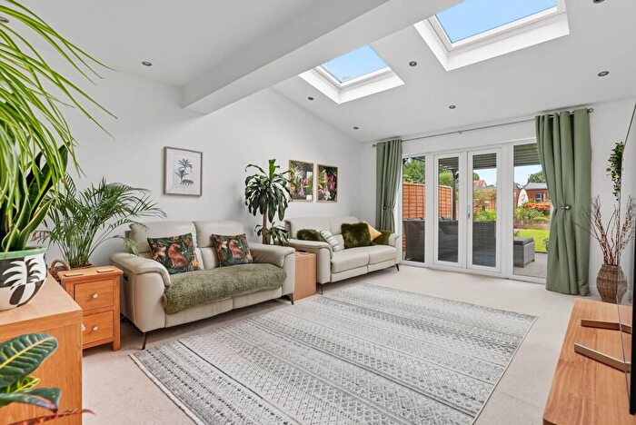 4 Bedroom Semi-Detached House For Sale In Colburn Way, Sutton, SM1