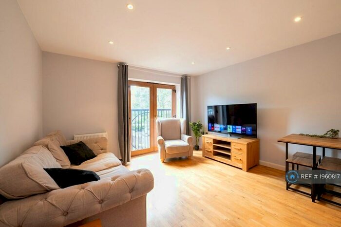 2 Bedroom Flat To Rent In Newbury House, Barnet, EN4
