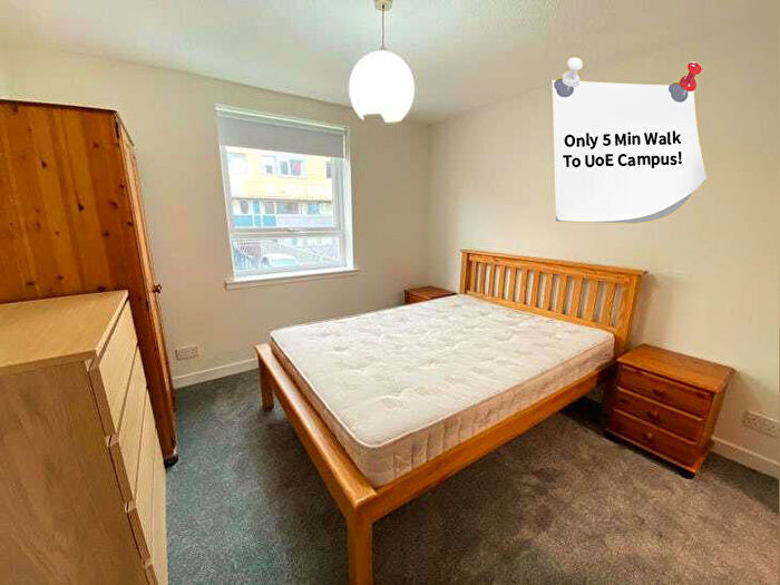 3 Bedroom Flat To Rent In Brown Street, Newington, Edinburgh, EH8