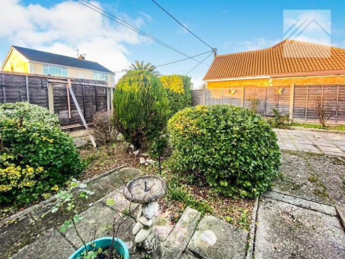 2 Bedroom Bungalow For Sale In Waarem Avenue, Canvey Island, SS8