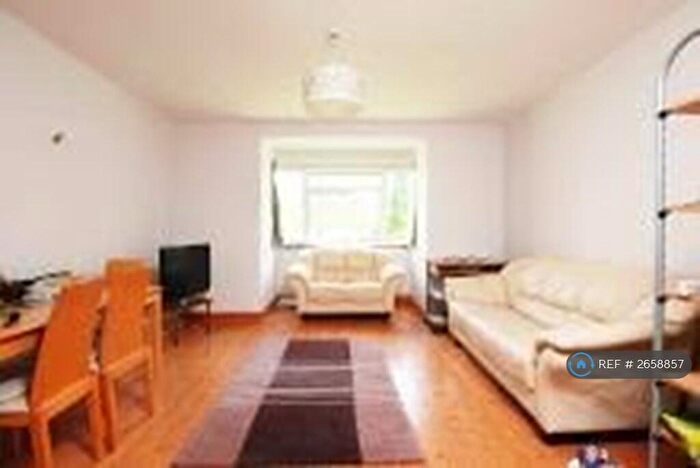 2 Bedroom Flat To Rent In Lovelace Gardens, Surbiton, KT6