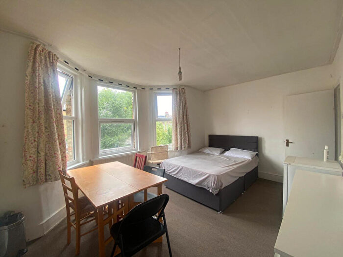 1 Bedroom Flat To Rent In Flat Nether Street, N12