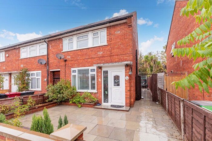 2 Bedroom Terraced House For Sale In Stanley Green East, Langley, SL3