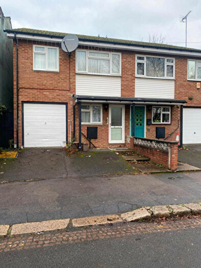 3 Bedroom Semi Detached House To Rent In Springfield Road, London, N11