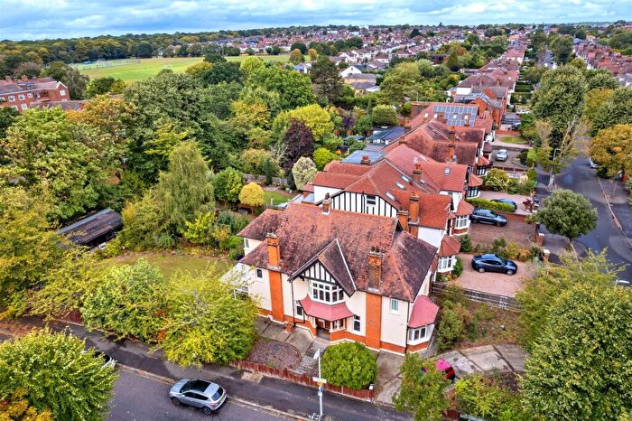 5 Bedroom Detached House For Sale In Hermitage Walk, South Woodford, E18