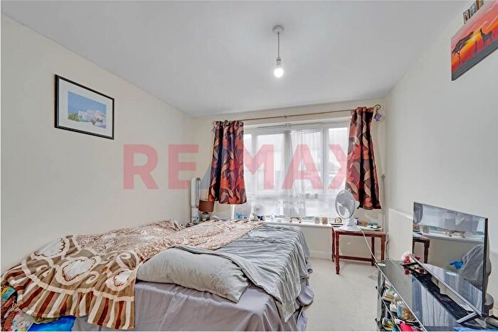 2 Bedroom Flat For Sale In The Fanshawe, Gale Street, Dagenham, RM9
