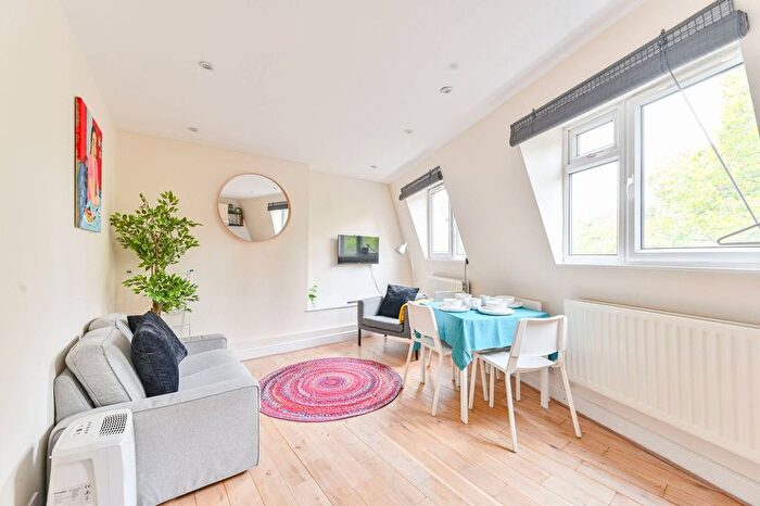 2 Bedroom Flat To Rent In Falcon Road, Clapham Junction, London, SW11