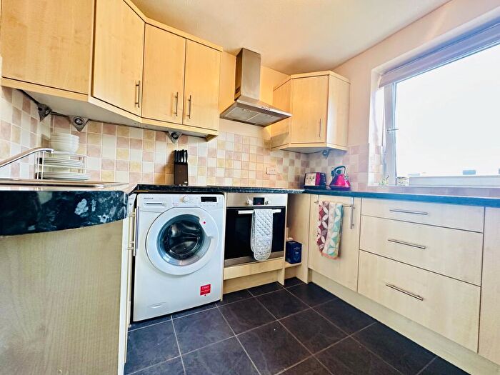 2 Bedroom Flat For Sale In Lidgett Park Court, Roundhay, Leeds, LS8