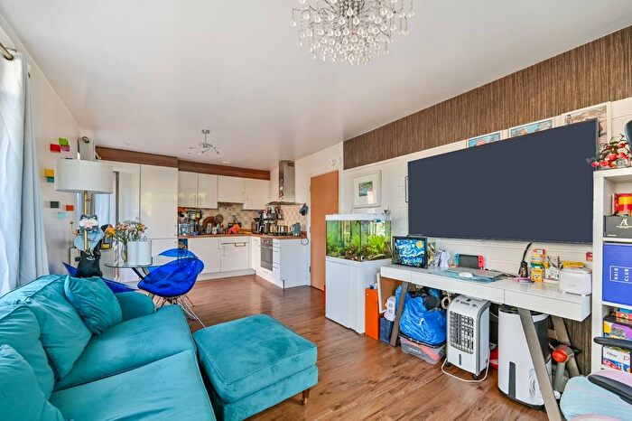 2 Bedroom Flat For Sale In Southcott Road, Teddington, TW11