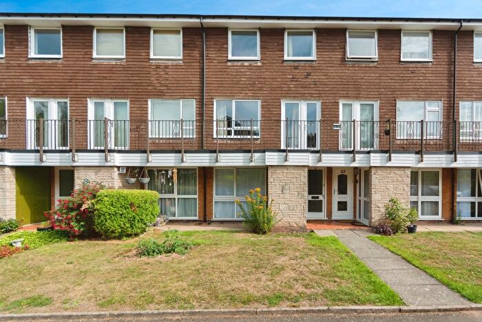 2 Bedroom Maisonette For Sale In Avon Drive, Moseley, Birmingham, West Midlands, B13