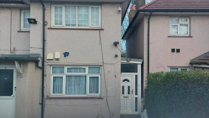 3 Bedroom Flat To Rent In North Circular Road, London, NW10