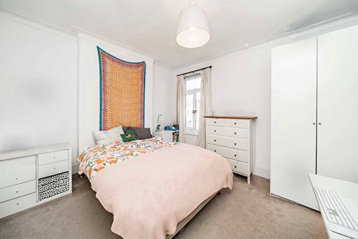 3 Bedroom Flat To Rent In Jeddo Road, Shepherds Bush, W12