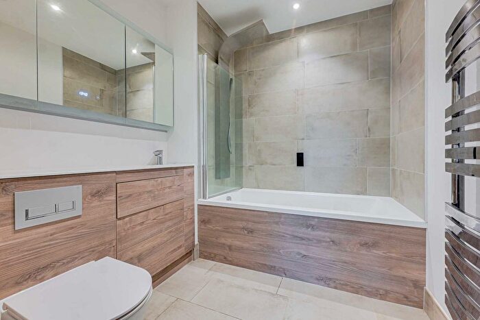 1 Bedroom Flat For Sale In Fairfax Drive, Westcliff-On-Sea, SS0