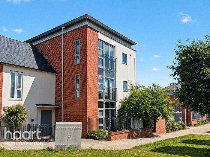 2 Bedroom Flat For Sale In Knot Tiers Drive, Northampton, NN5