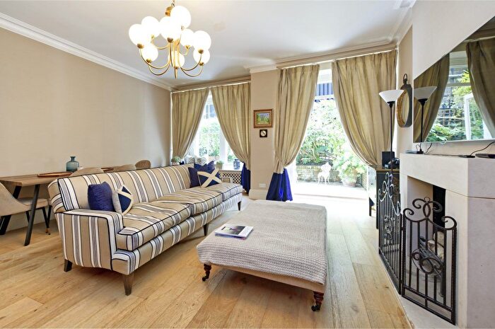 3 Bedroom Flat To Rent In Basil Street, Knightsbridge, SW3