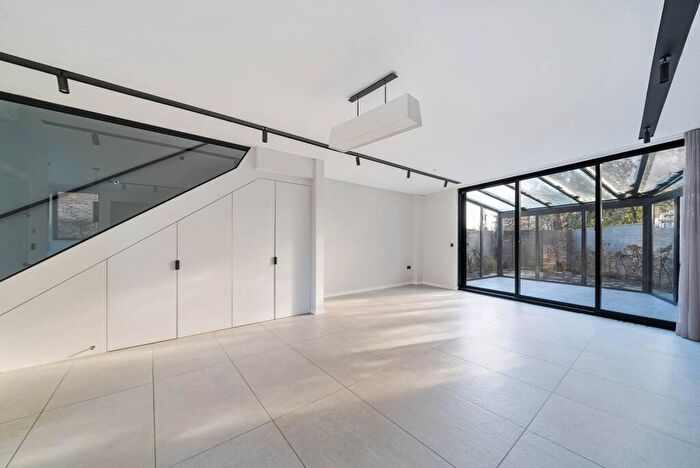 5 Bedroom Semi-Detached House To Rent In The Vale, Golders Green, London, NW11