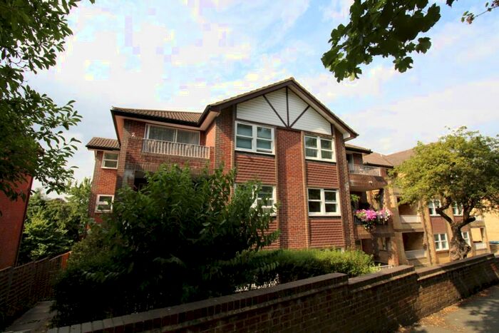 1 Bedroom Ground Maisonette To Rent In Elm Road, Redhill, Surrey, RH1