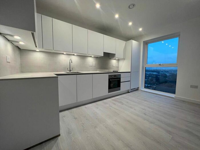 2 Bedroom Flat To Rent In Western Avenue, East Acton, London, W3