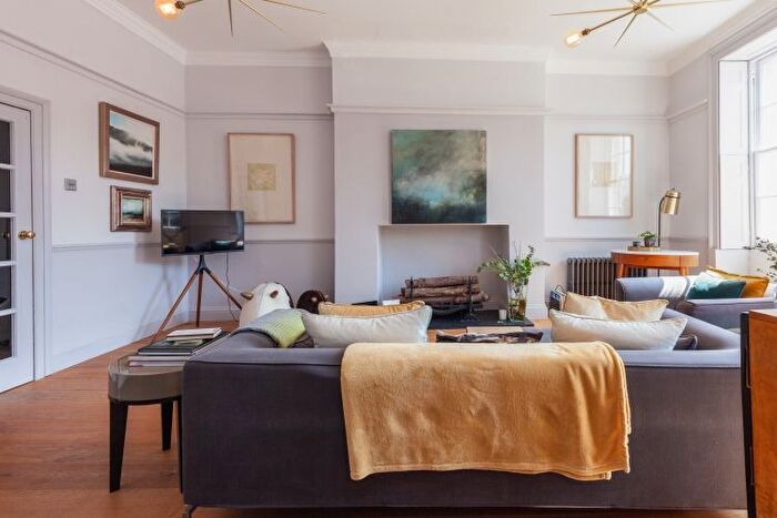 2 Bedroom Flat To Rent In Market Place, Woodstock, OX20