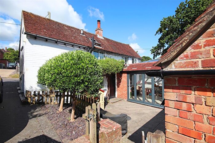 3 Bedroom Detached House To Rent In East Hill, Lymington, SO41