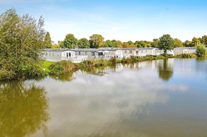 2 Bedroom Park Home For Sale In Mallard Lake, Cotswold Hoburne, Cotswold Lakes, GL7