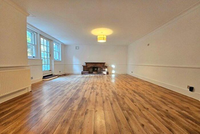 2 Bedroom Maisonette To Rent In Glencoe, Bromley, BR2