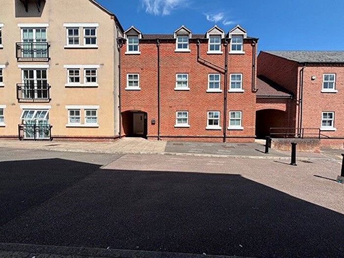 2 Bedroom Flat To Rent In Pine Street, Fairford Leys, Aylesbury, HP19