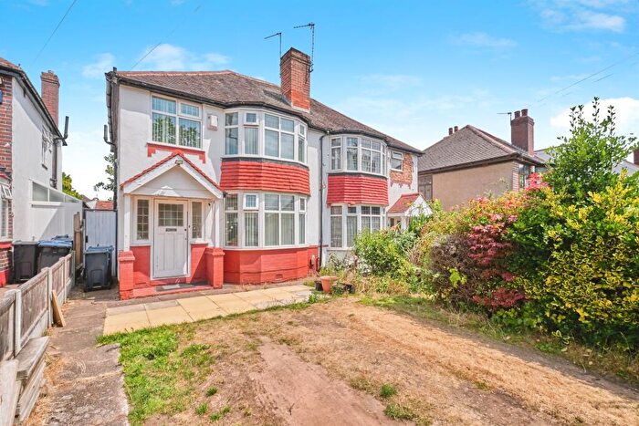 3 Bedroom Semi-Detached House For Sale In Dewsbury Grove, Birmingham, B42