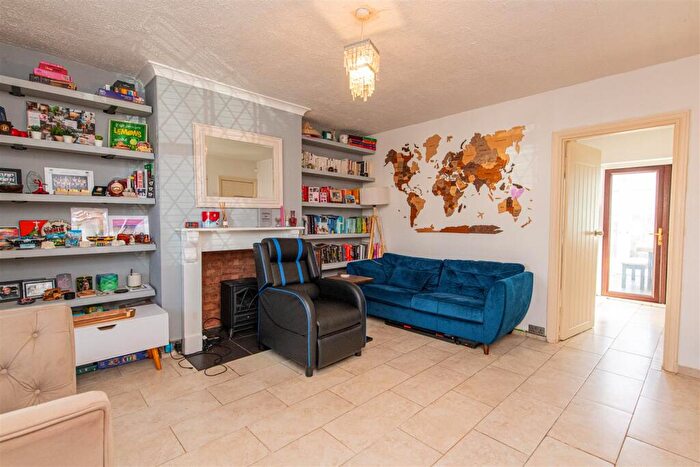 3 Bedroom Terraced House For Sale In Oak Road, Kettering, NN15
